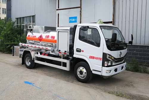 國六 1.7方 小多利卡易燃液體罐式運(yùn)輸車(甲醇,乙醇)